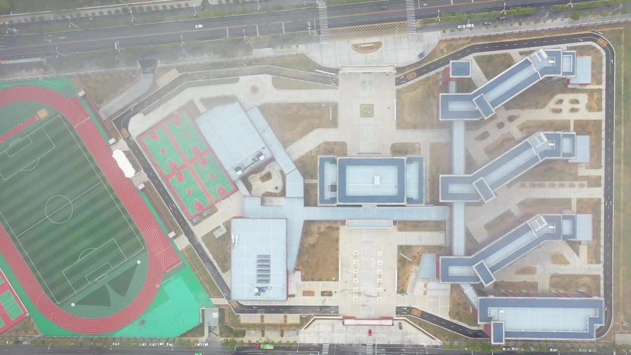 学校俯拍穿云视角