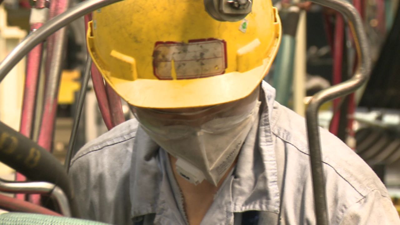 工厂里正在工作的工人