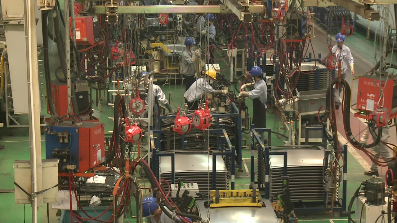 工厂里正在工作的工人