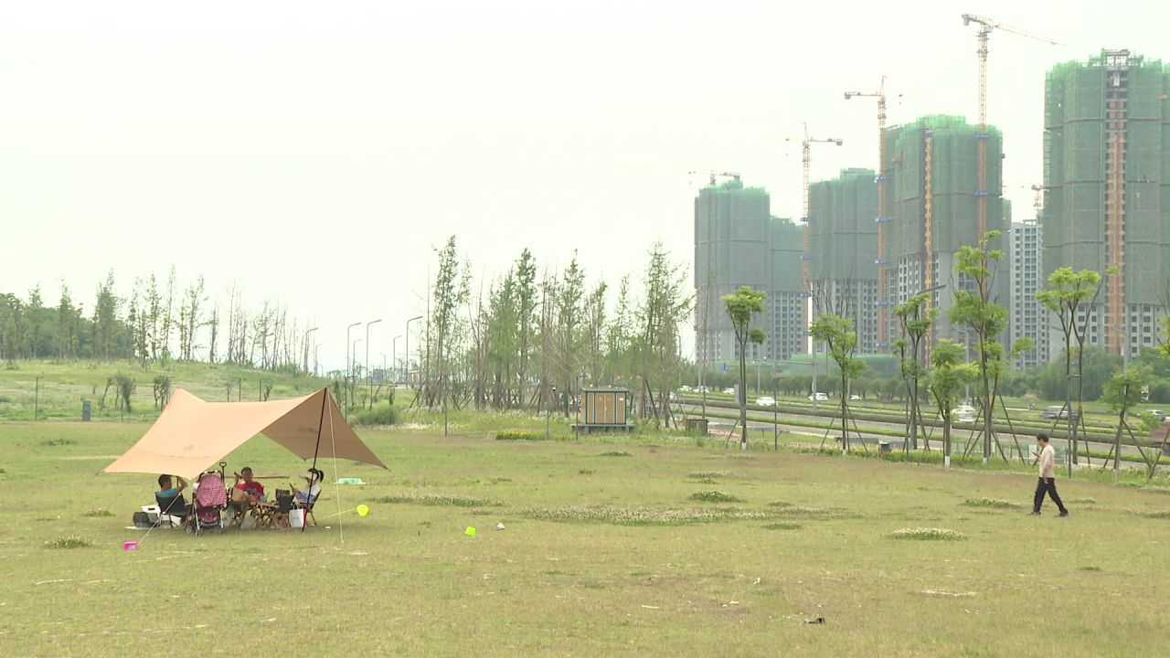 露营经济兴起 户外帐篷搭起