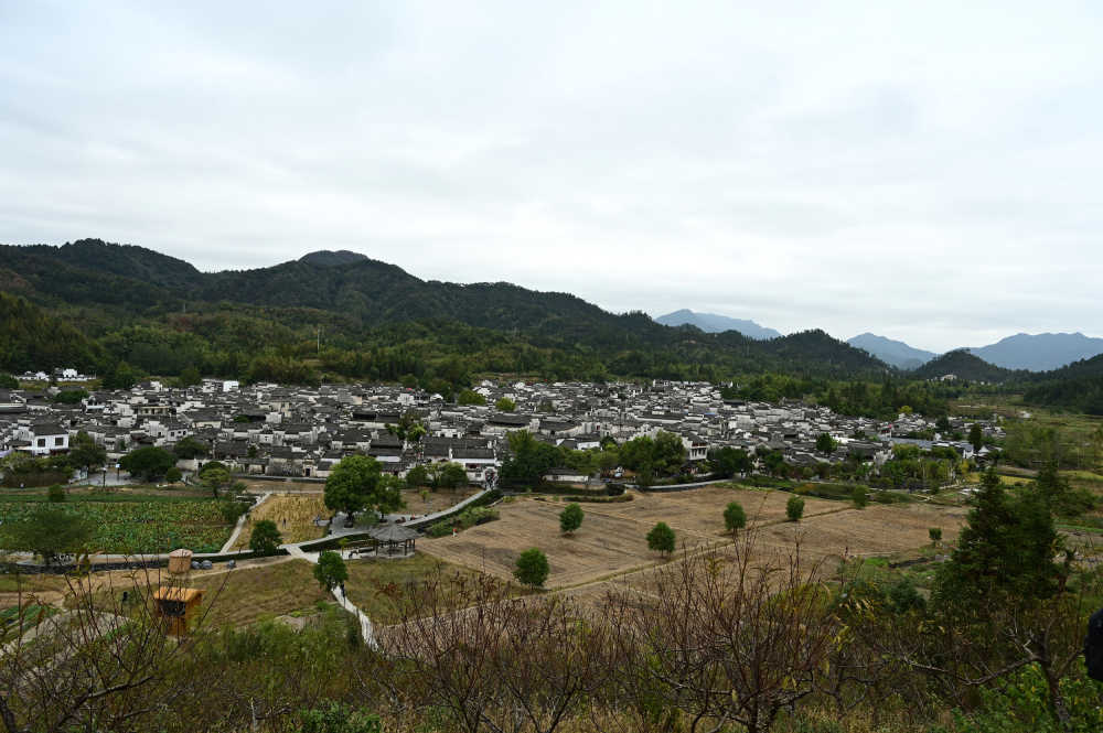 安徽黟县青山脚下的西递村徽派古建筑群