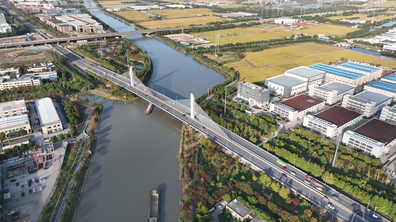 航拍昆山黄浦江路大桥交通