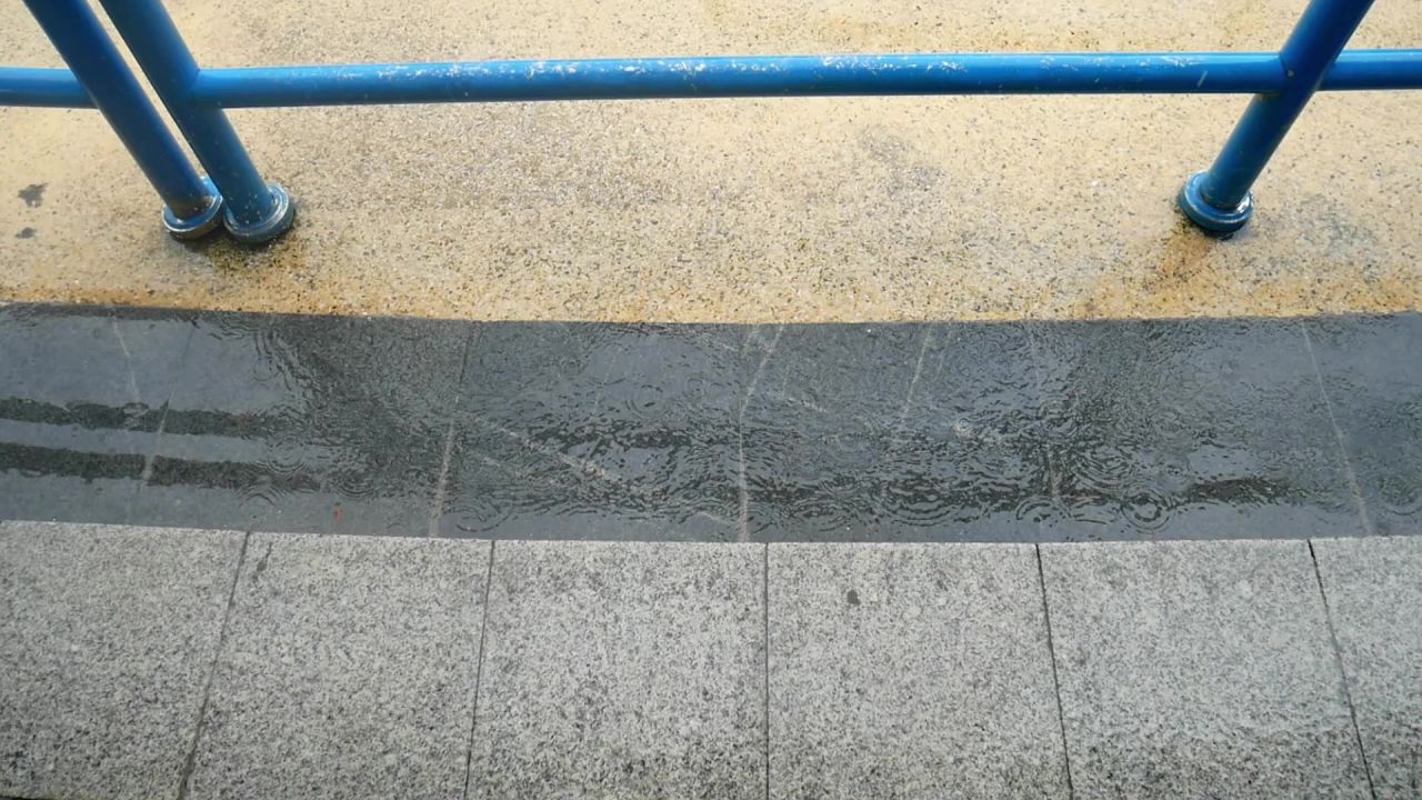 栏杆边的雨水