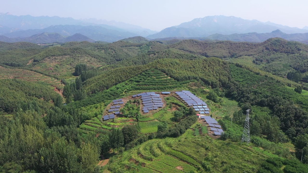 山坡上的太阳能发电