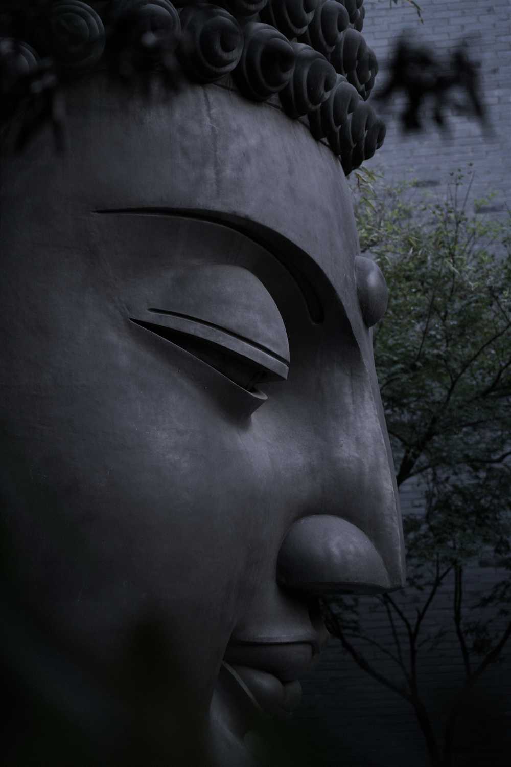 水泥灰色佛像