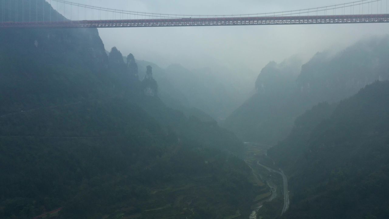 航拍雨雾中的矮寨大桥和德夯大峡谷风光