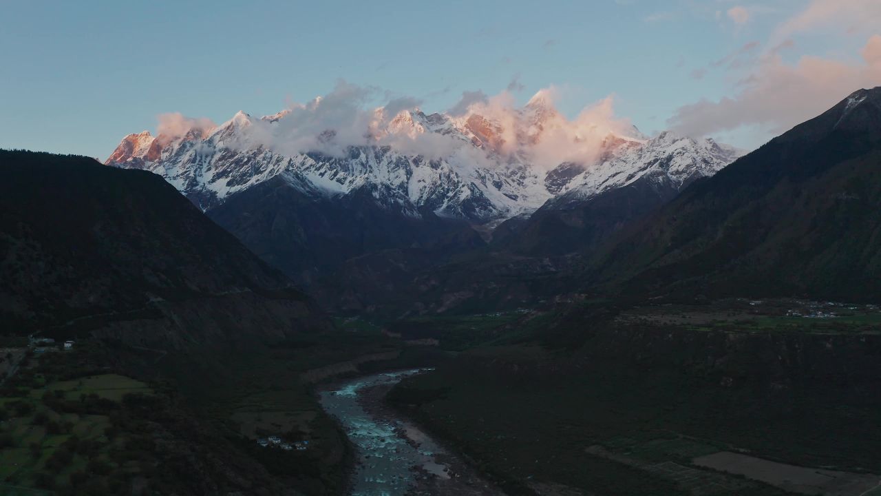 航拍雅鲁藏布大峡谷南迦巴瓦峰日落