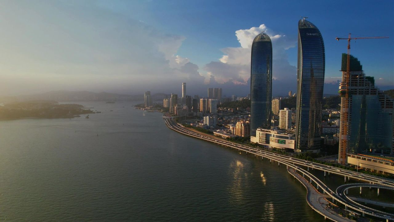 厦门航拍世贸海峡大厦
