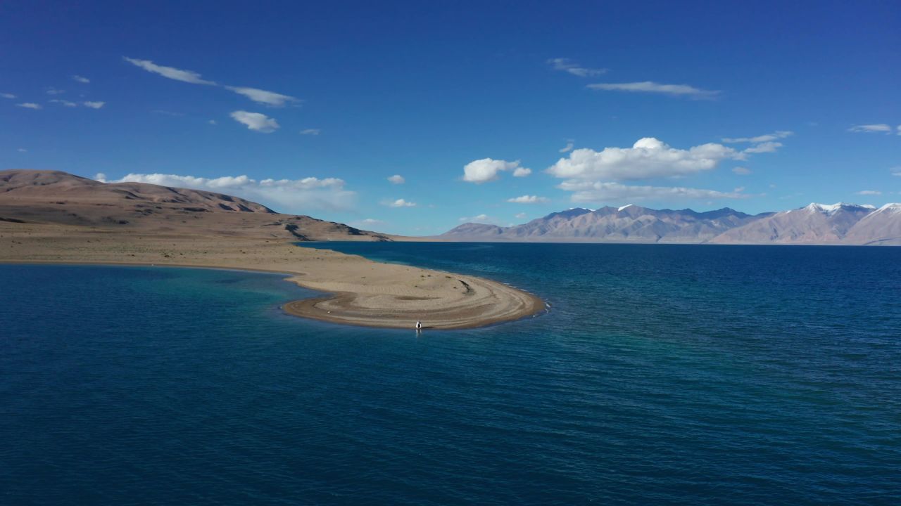 环绕航拍当惹雍错湖心半岛