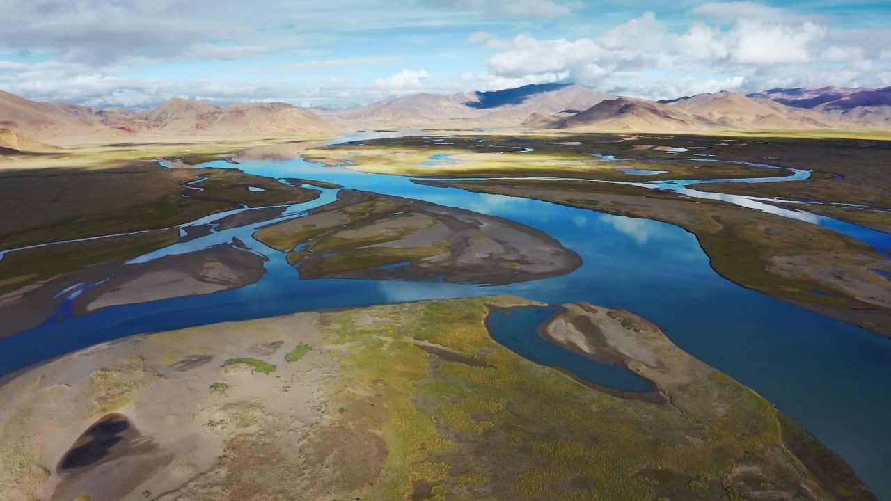 航拍雅鲁藏布江上游湿地
