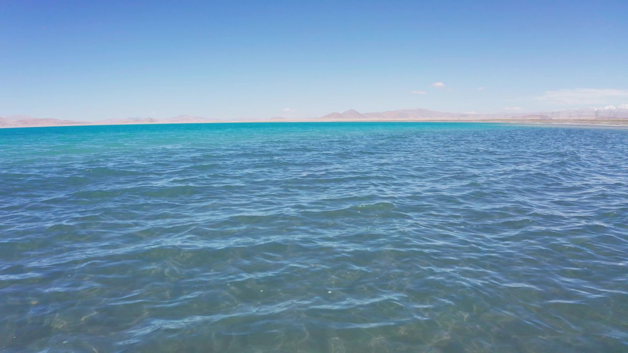 贴近水面航拍佩枯错湛蓝的湖面