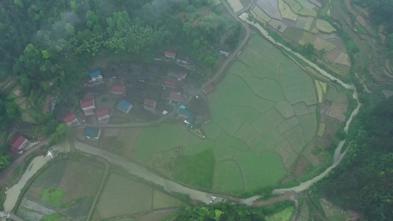 航拍烟雨缥缈的山村