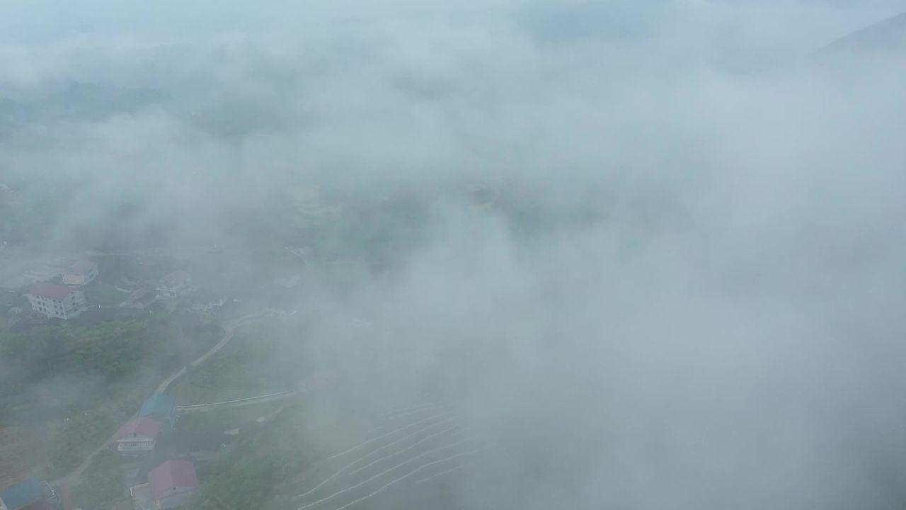 航拍烟雨缥缈的山村