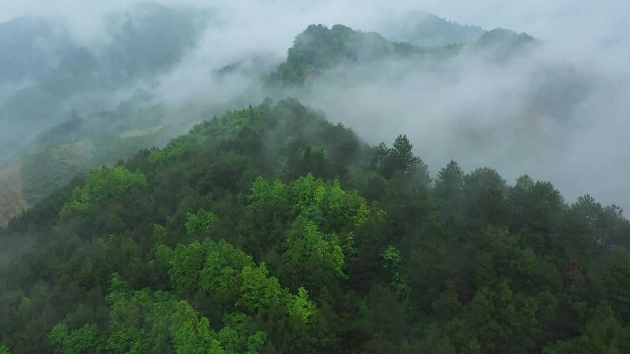 航拍山间云雾缥缈