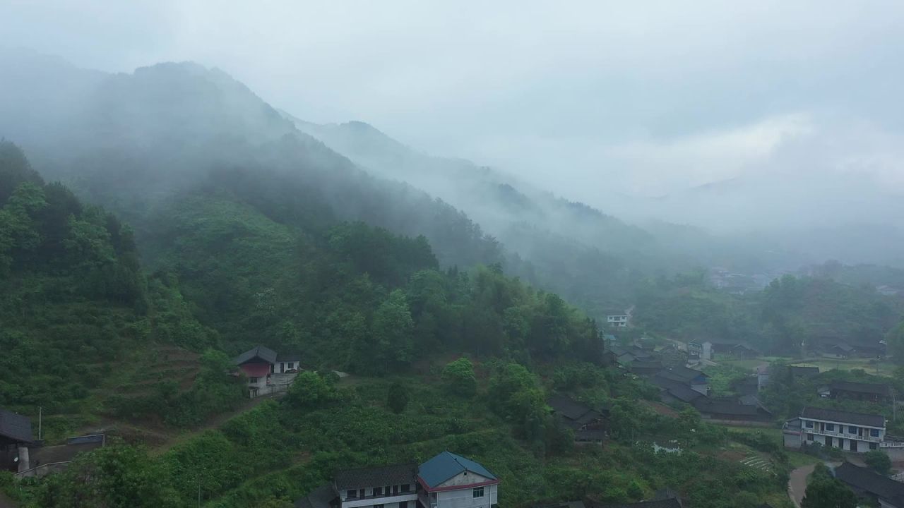 航拍烟雨缥缈的山村