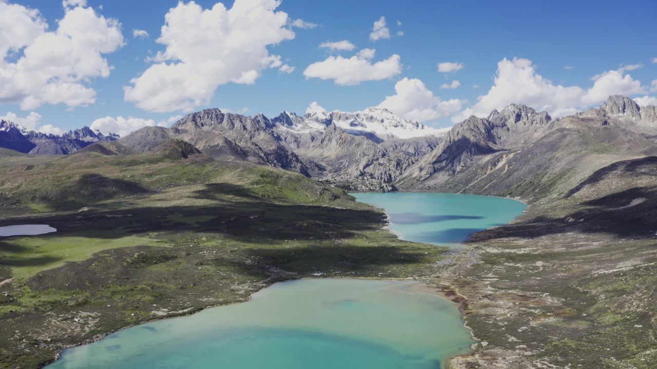航拍川藏线姊妹湖风景