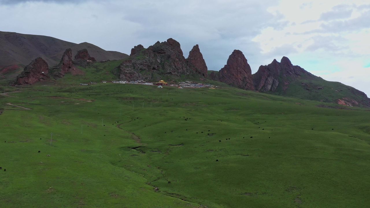 航拍西藏那曲高山草甸上的寺庙