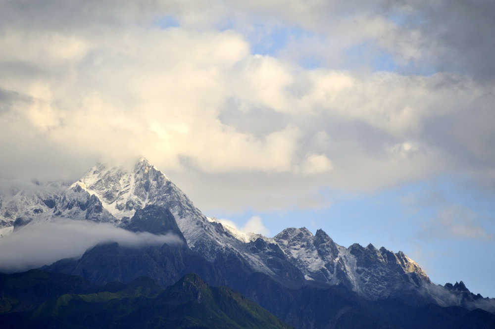 云中雪山