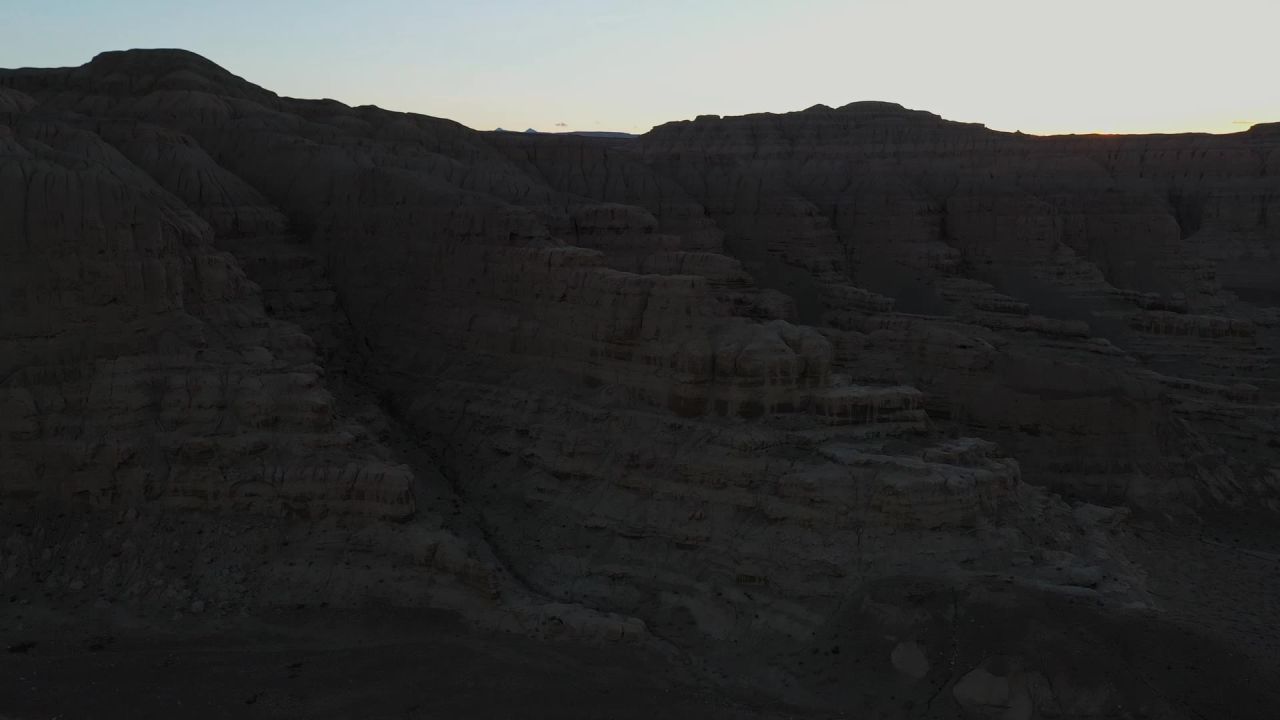 航拍黄昏时分的西藏阿里札达土林风光
