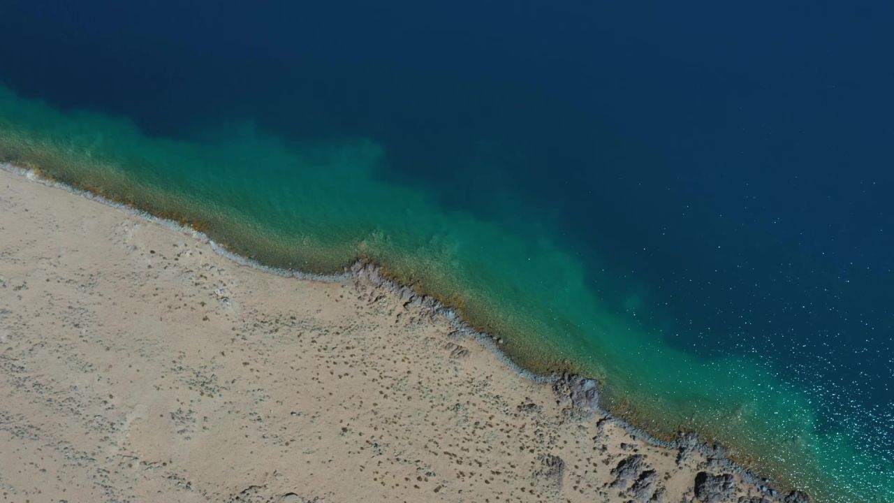 航拍西藏当惹雍错湖岸的水色