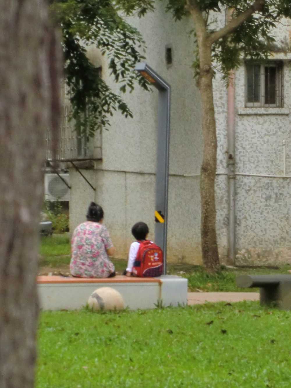 奶奶接儿童放学