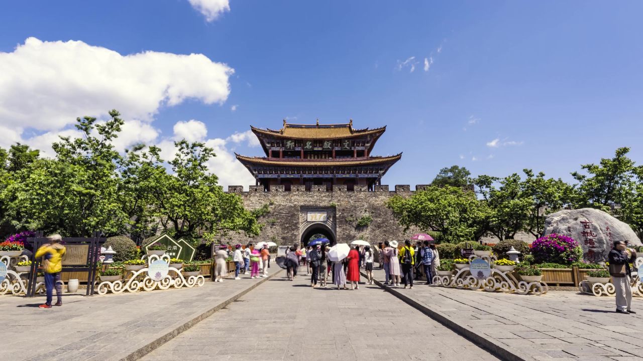 大理古城城门大范围移动延时摄影