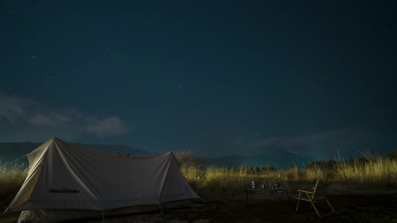丽江玉龙雪山脚下露营帐篷星空延时