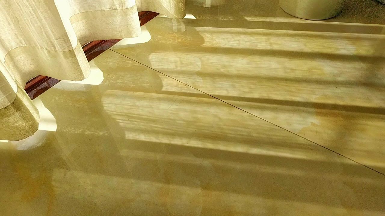 微风中的白色落地窗帘2