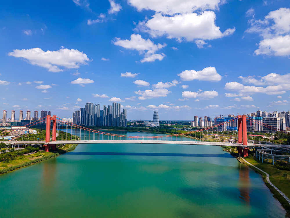 南宁良庆大桥蓝天白云江景