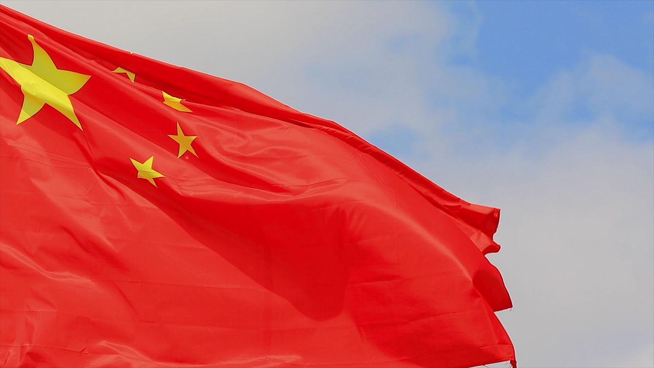 实拍红旗迎风飘扬