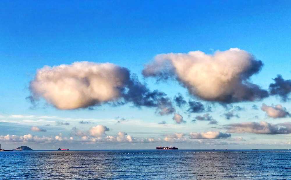 海上的两朵云彩