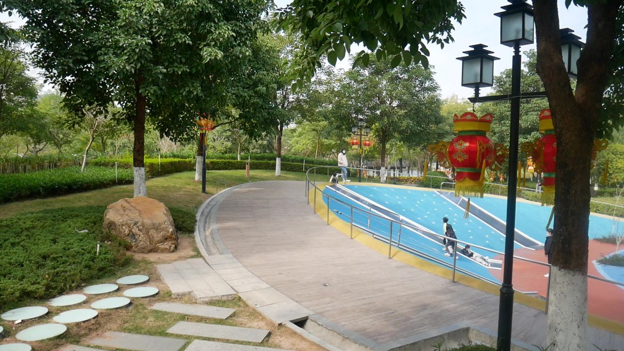 映月湖公园的滑梯场地