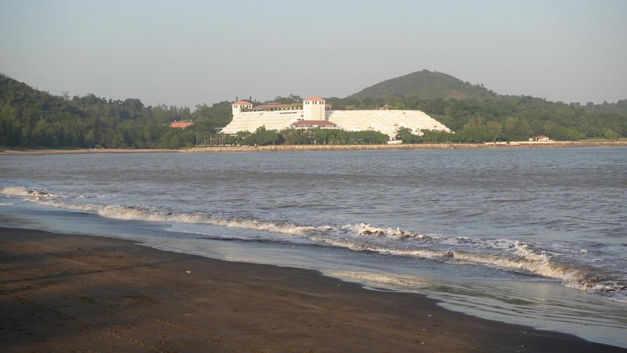 ZV-1实拍澳门黑沙海滩海浪景色