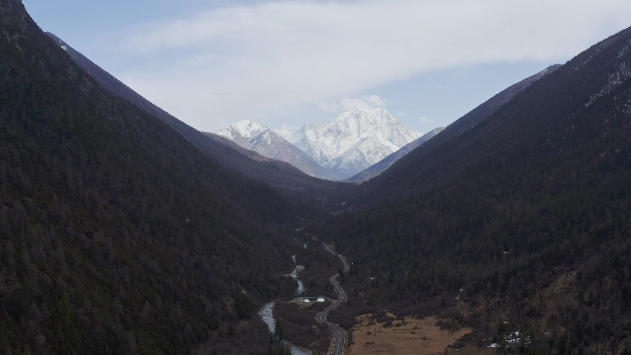 航拍雅拉雪山