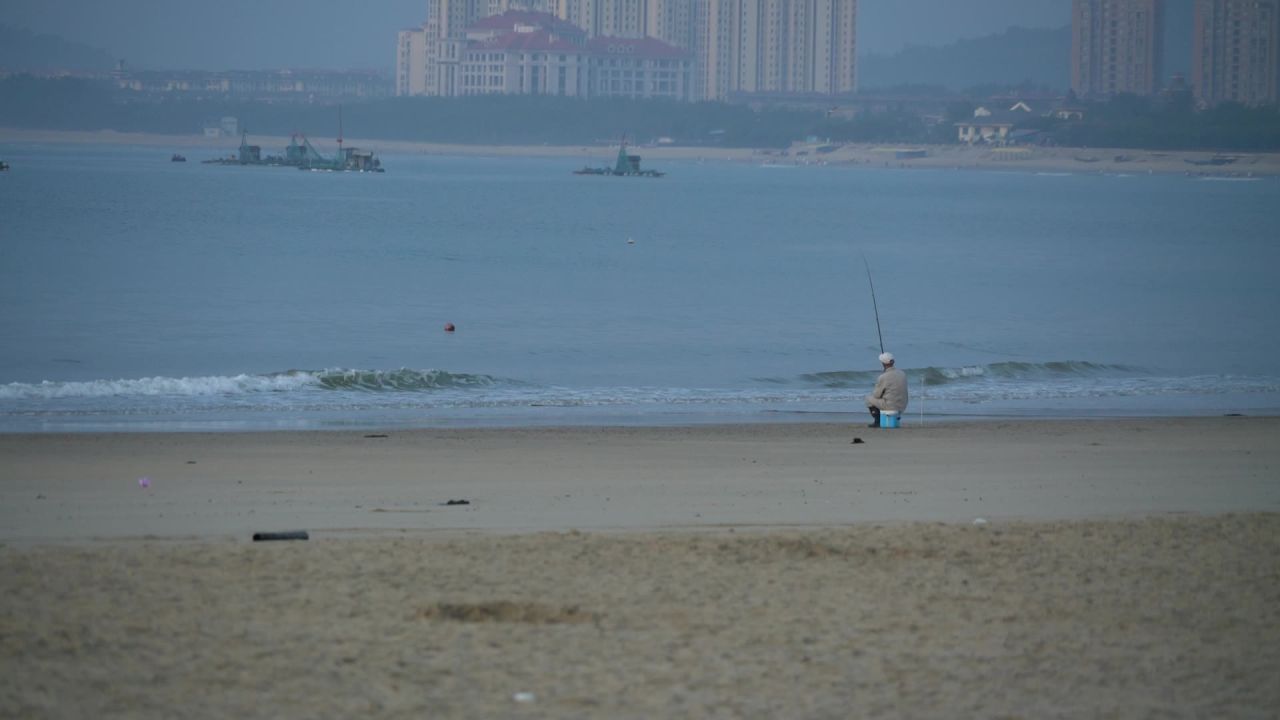 海边孤独垂钓的老人