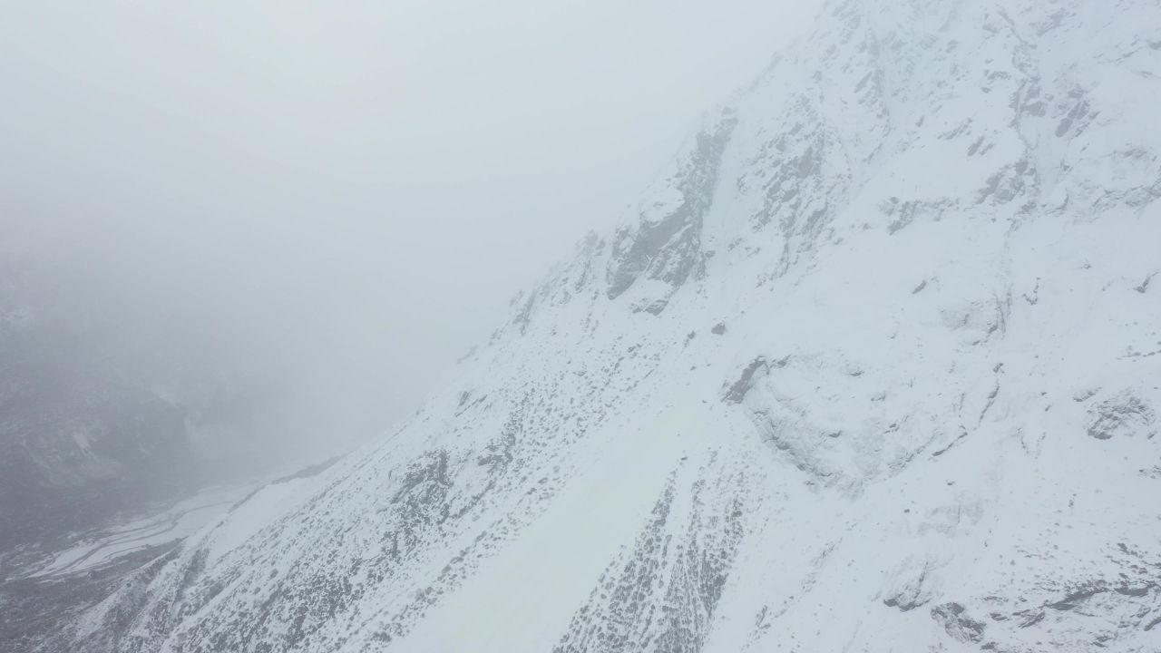 航拍大雪纷飞的西藏边坝县普玉冰川