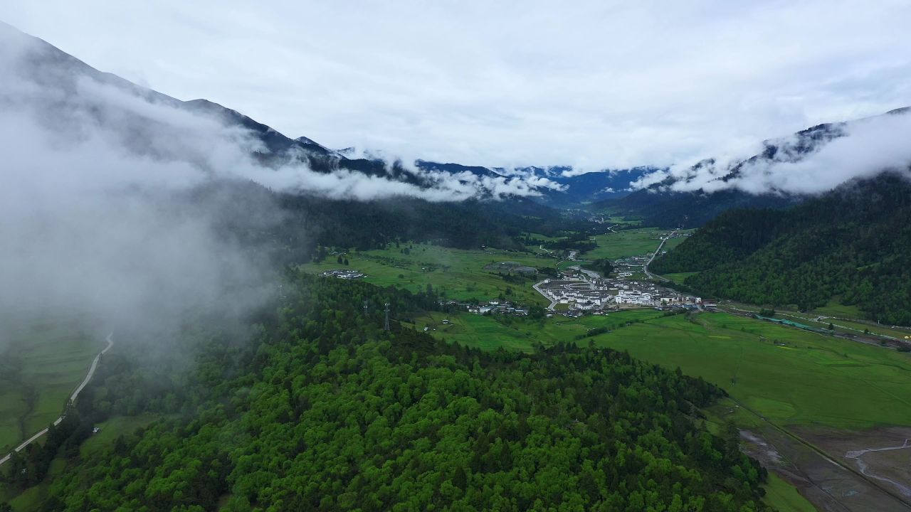航拍雨后的鲁朗镇扎西岗村田园风光