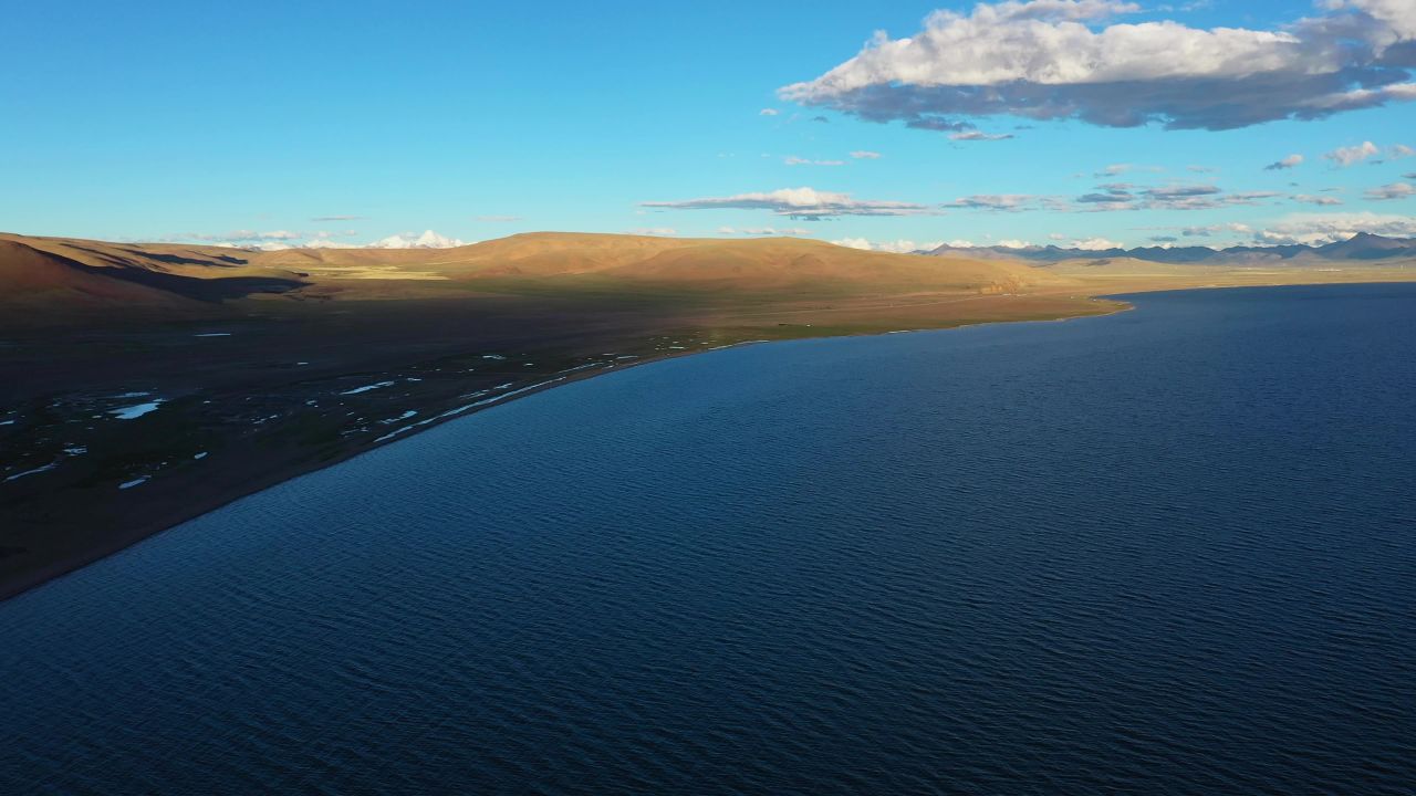 航拍黄昏时分的纳木错湖风景