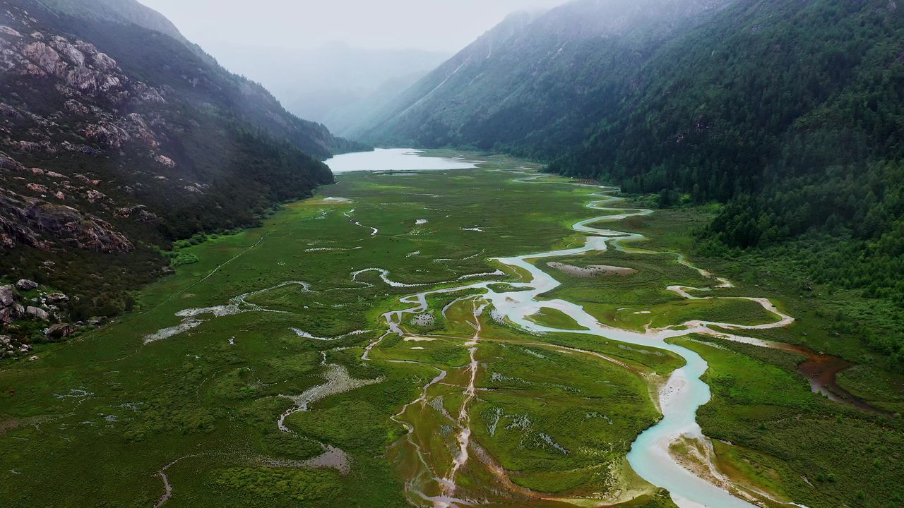航拍雨中的川西莲花湖深处河谷湿地风光