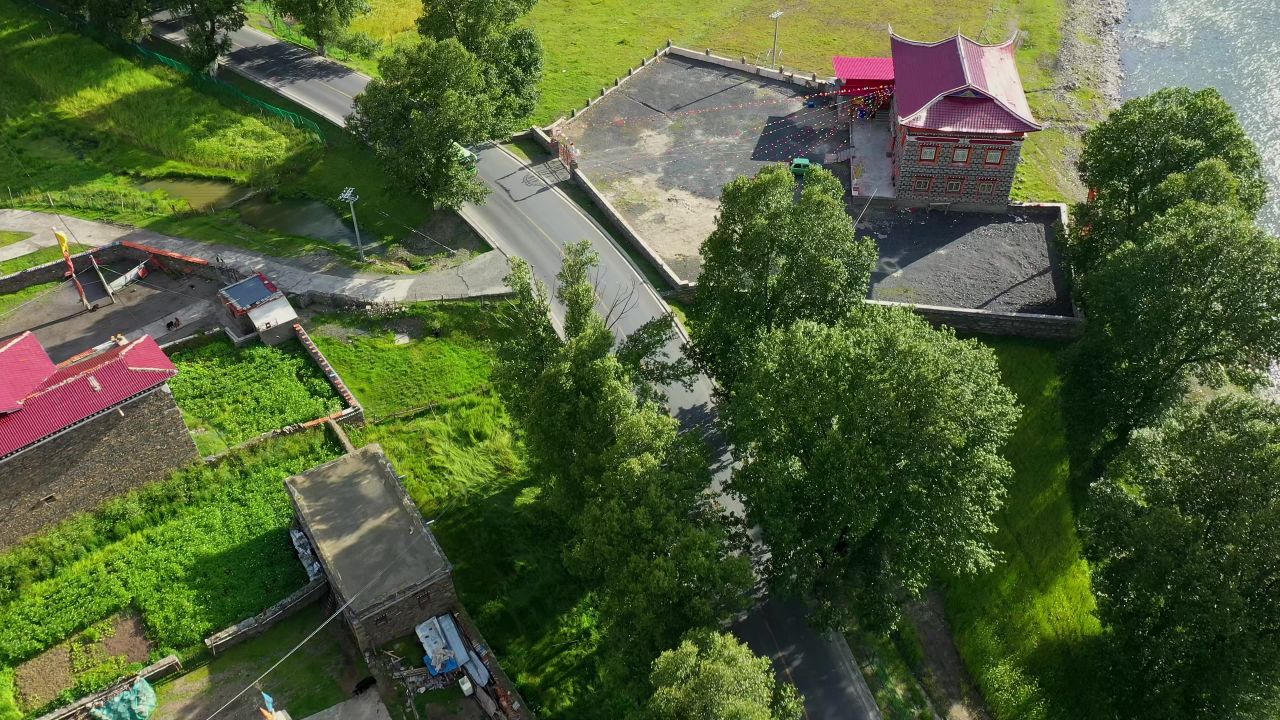 航拍汽车行驶在乡村公路上
