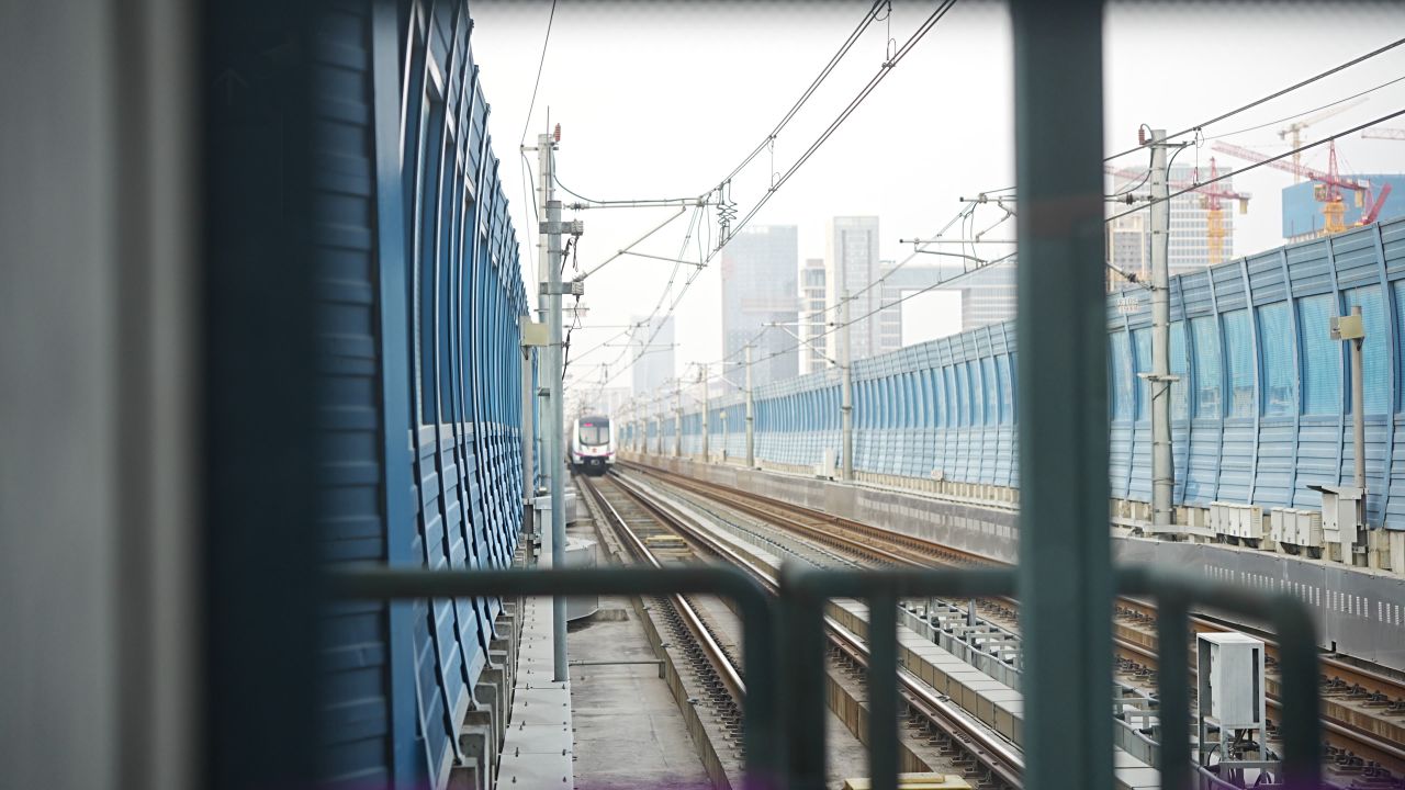 地铁进站 虚焦