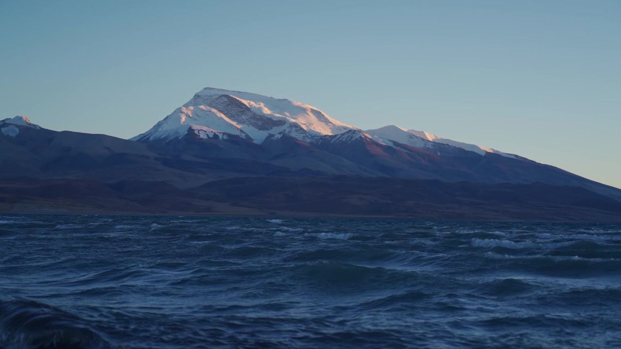 黄昏时分的拉昂错和纳木那尼峰