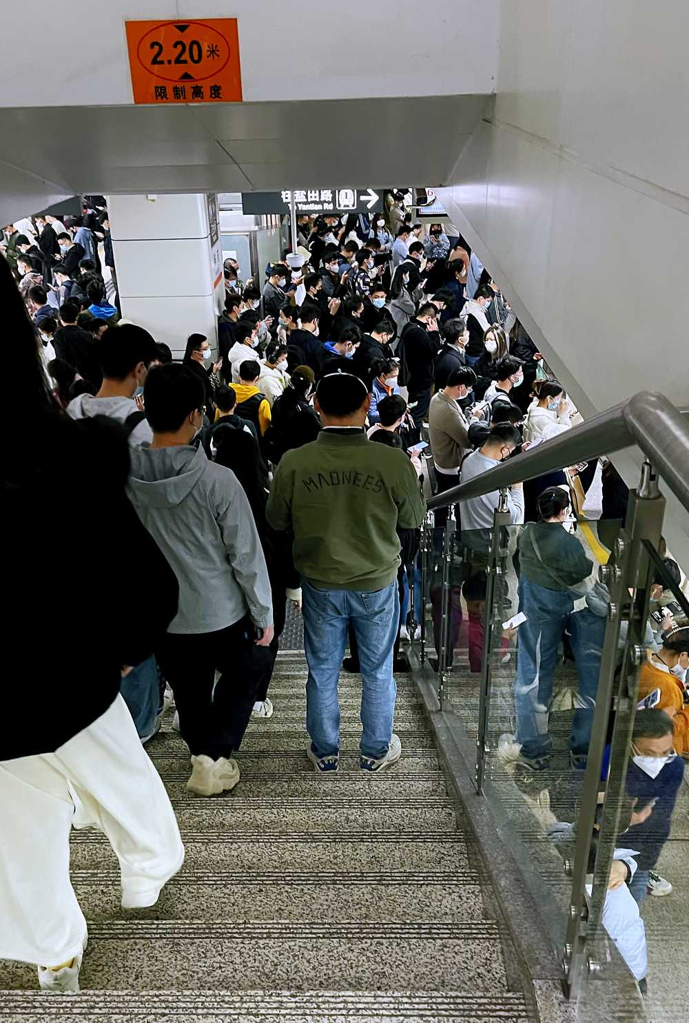 地铁站拥挤的人群