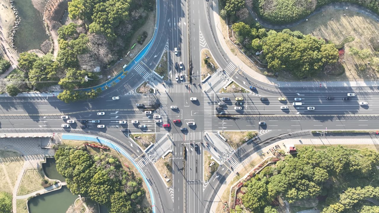 俯拍城市道路交通
