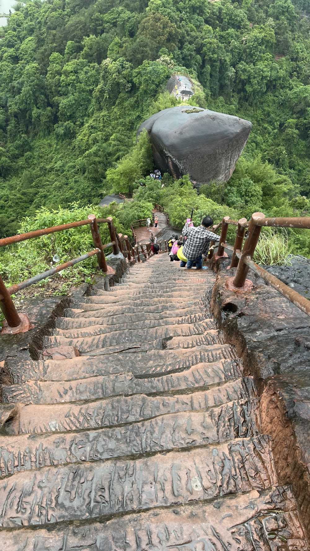 艰难的下山路