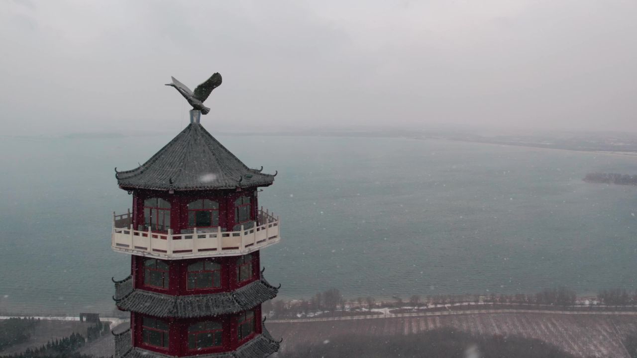 大雪中环绕大雁塔飞行