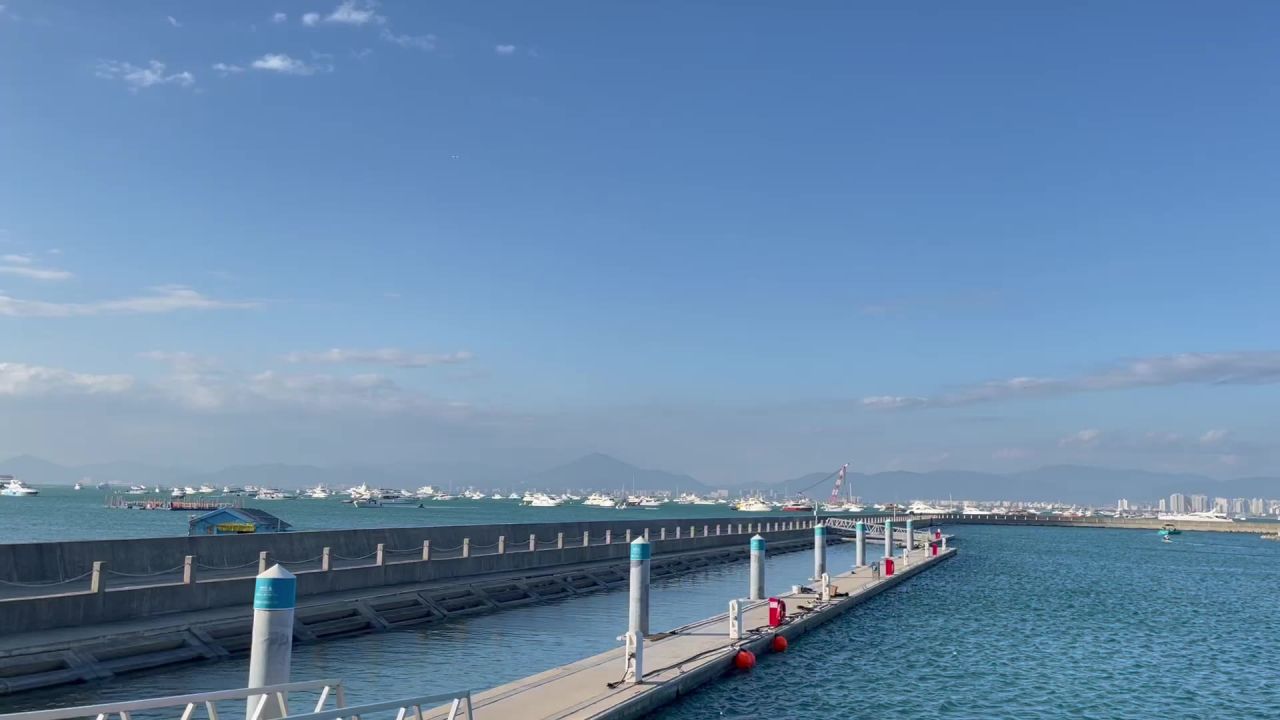 停泊在港口的游艇