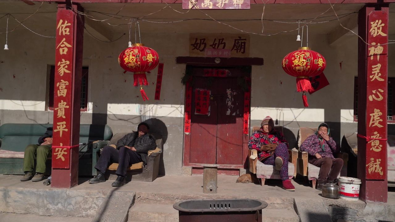 奶奶庙前晒太阳的人