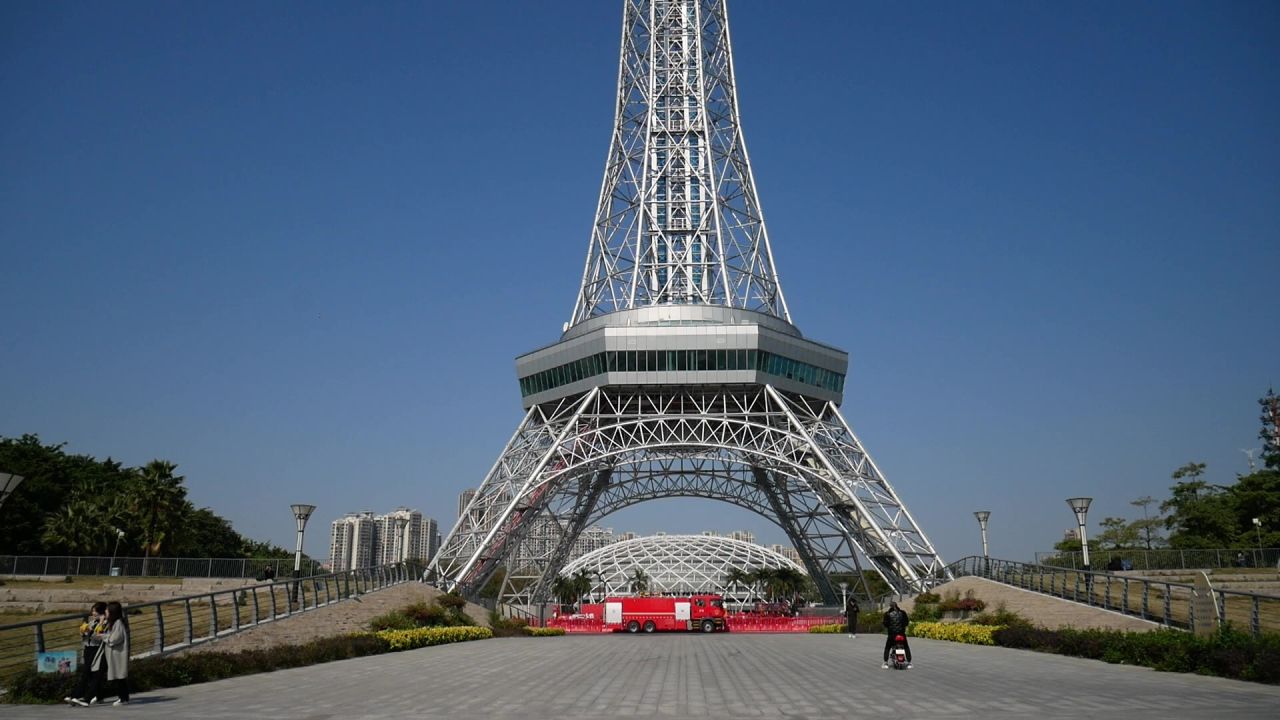 仰望蓝天下的电视塔