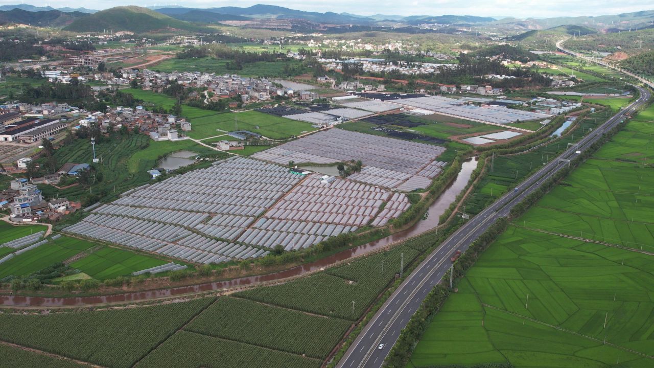 高速公路旁的塑料种植大棚